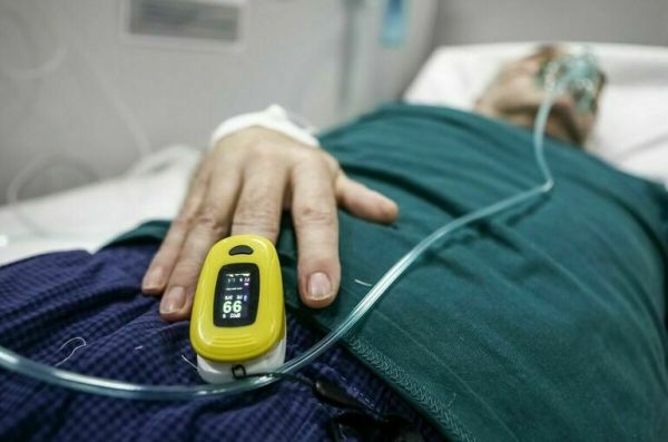 Число госпитализаций пациентов с COVID-19 за сутки снизилось почти на 20%