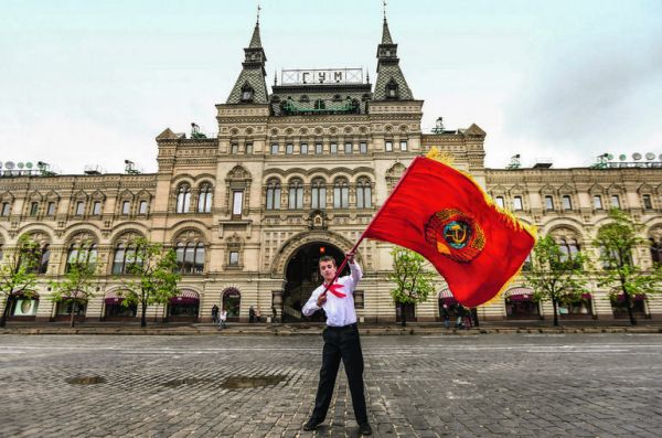 Как Певцов порвал барабан, и почему Жириновского не сразу приняли в пионеры