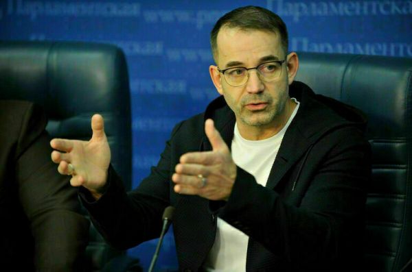 Певцов поздравил россиян с Днём защитника Отечества