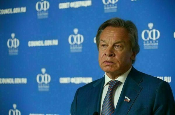 Пушков: Макрон, в отличие от Столтенберга, не стал предъявлять требований к России