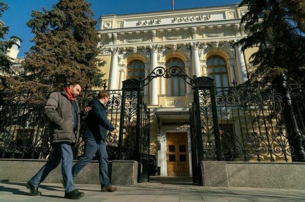 ЦБ временно запретил банкам брать комиссию за выдачу наличных долларов