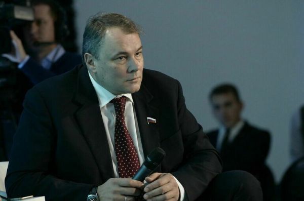 Толстой назвал санкции против России психологической атакой на молодежь