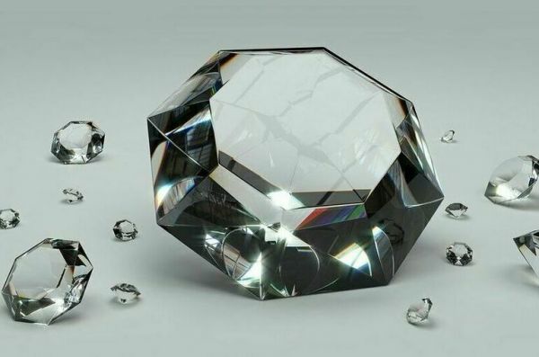 В России хотят увеличить штрафы за незаконную продажу драгоценностей В России хотят увеличить штрафы за незаконную продажу драгоценностей