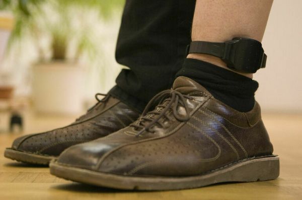 Кого могут отправить под домашний арест