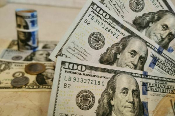 Курс доллара на Московской бирже упал ниже 55 рублей впервые с июня 2015 года 