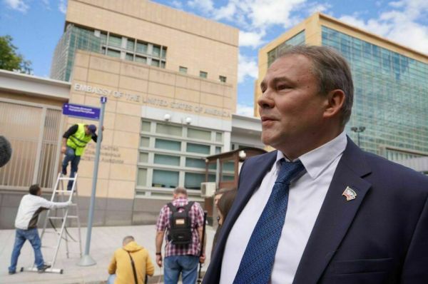 Посольство США оказалось на площади ДНР