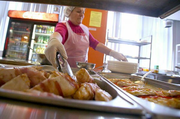 Бесплатное питание предложили распространить на старшеклассников