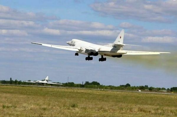 Два ракетоносца Ту-160 выполнили плановый полет над акваторией Баренцева моря