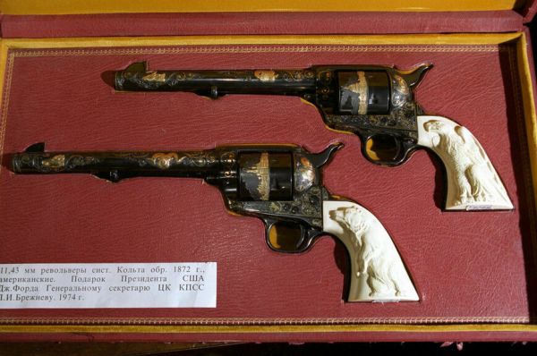 Кому вручают наградное оружие