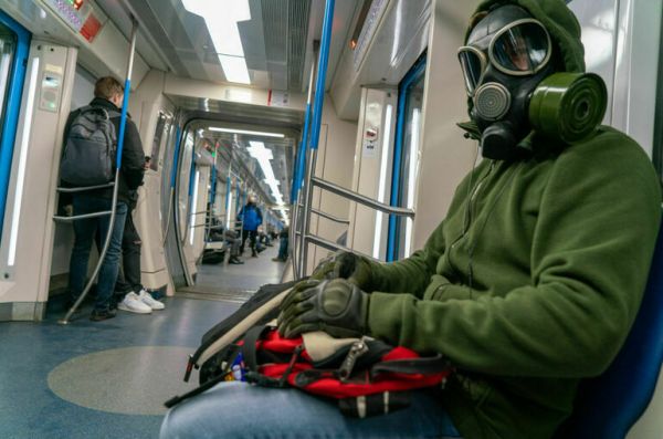 Роспотребнадзор советует носить маски людям из группы риска по COVID-19