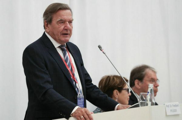 СМИ: Шредер прилетел в Москву для переговоров по поставкам газа в ЕС
