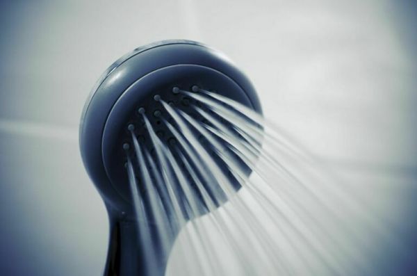 Врач рассказала о пользе горячего душа перед сном