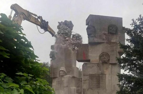 Бастрыкин поручил возбудить дело из-за сноса памятника красноармейцам в Польше