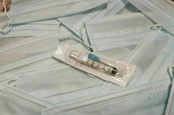 Число госпитализированных с COVID-19 за сутки снизилось почти вдвое