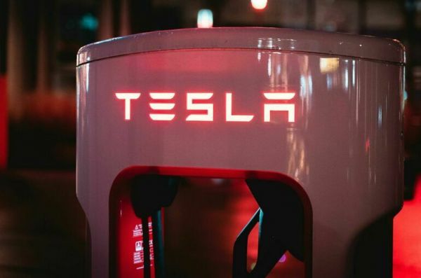 Эксперт объяснил продажу Илоном Маском акций Tesla Эксперт объяснил продажу Илоном Маском акций Tesla