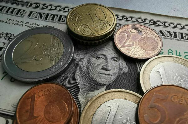 Курс евро к доллару обвалился до минимума с 2002 года
