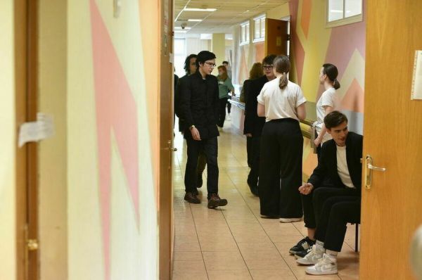 Пользоваться мобильными телефонами школьникам все же разрешат