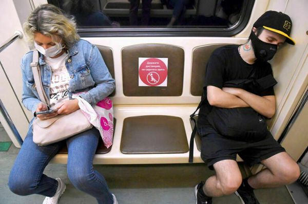 Роспотребнадзор рекомендовал носить маски людям из групп риска