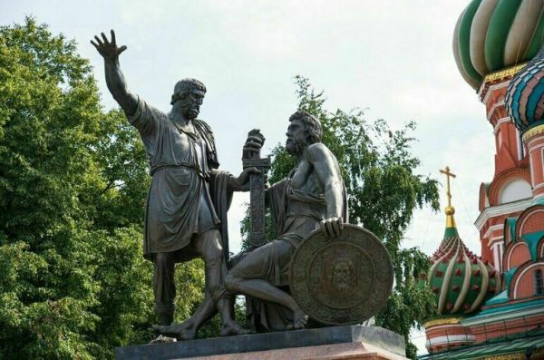 С памятника Минину и Пожарскому сняли строительные леса