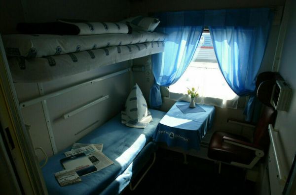 В кабмине оценят идею распространения чартерной авиапрограммы на поезда