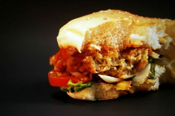 Власти изучают идею запрета дневной телерекламы фастфуда