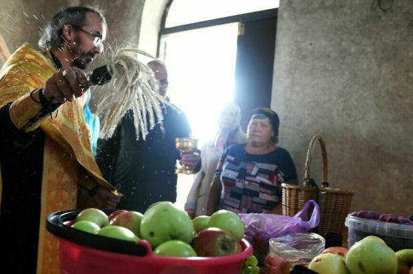 &laquo;Заломать соты&raquo; и загадать желание с первой ложкой меда