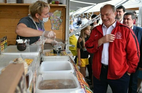&laquo;Заломать соты&raquo; и загадать желание с первой ложкой меда