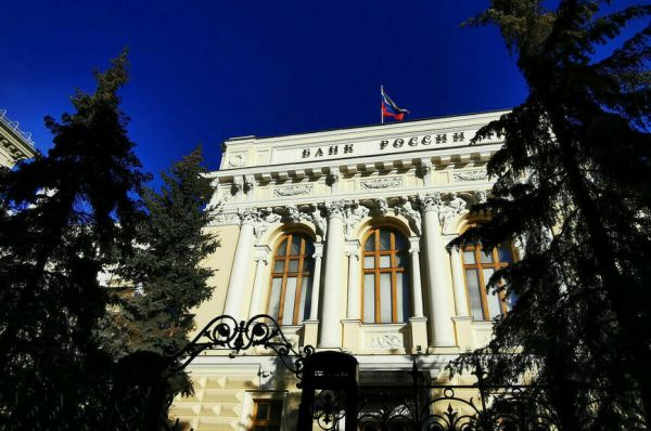  Банкам продлили запрет удерживать комиссию за выдачу долларов еще полгода