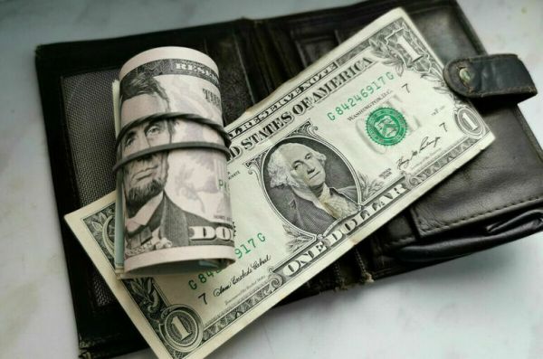  Банкам продлили запрет удерживать комиссию за выдачу долларов еще полгода