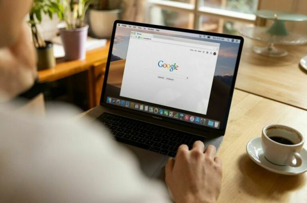 Чем опасны Google и Facebook*