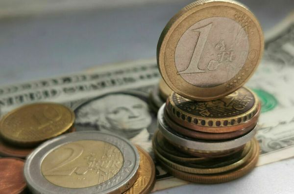 Евро на Мосбирже торгуется ниже 57 рублей