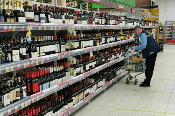 Комитет Госдумы поддержал законопроект об отмене раздельной выкладки вина