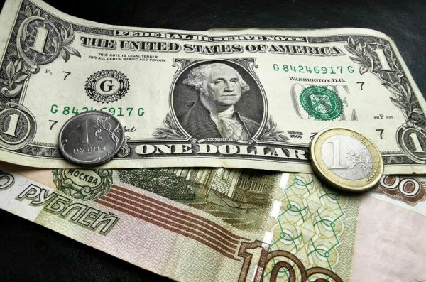 Курс доллара опустился ниже 57 рублей впервые с 22 июля