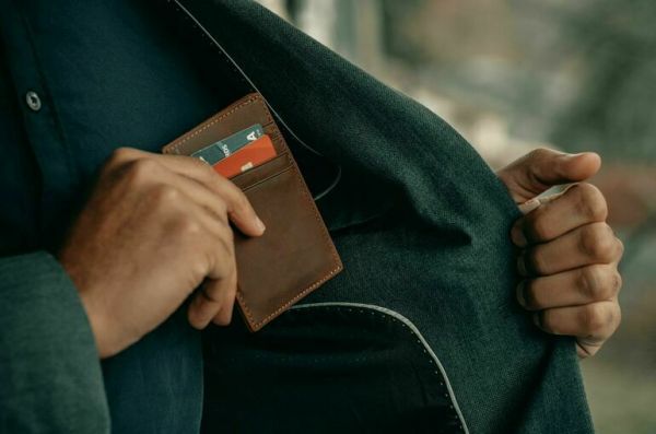 Россиян предупредили о рисках оформления зарубежных карт