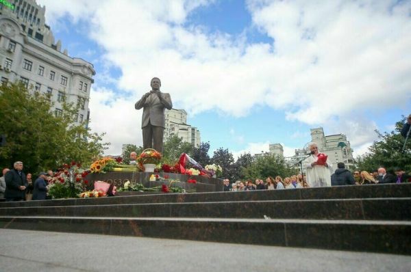 В Москве открыли памятник Иосифу Кобзону