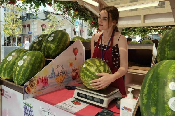 В Роспотребнадзоре рассказали, как не отравиться арбузом и дыней