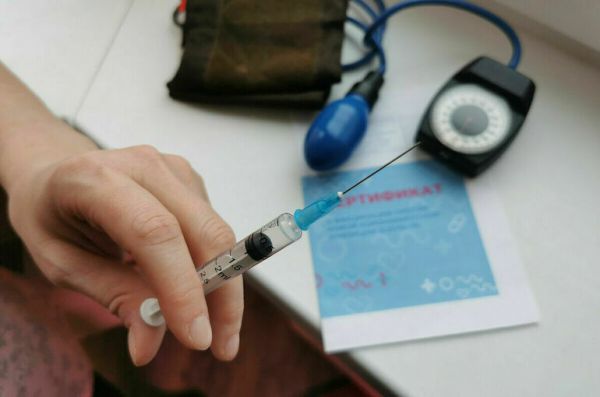 Врач посоветовал не делать одновременно прививки от гриппа и коронавируса