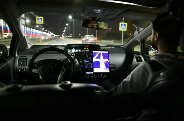 Беспилотные грузовики поедут из Москвы в Петербург