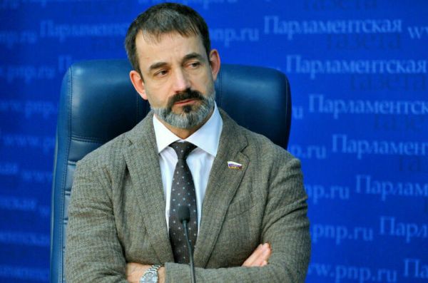 Певцов раскритиковал уехавших из России режиссеров