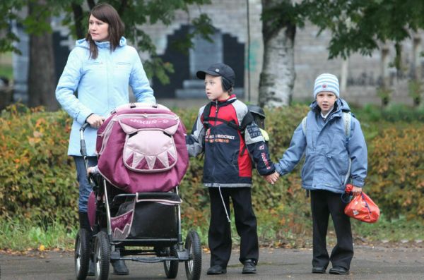 Минтруд предложил сохранить право на &laquo;старое&raquo; пособие на третьего ребенка