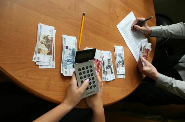 Путин поручил проиндексировать зарплаты бюджетников темпами не ниже средних