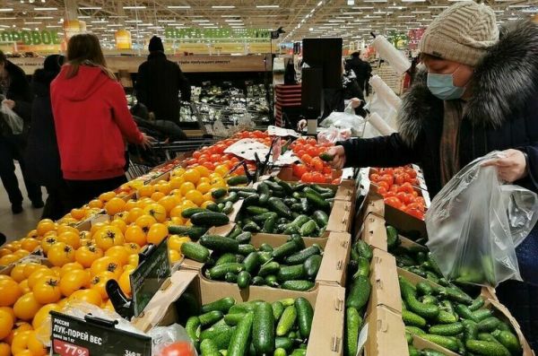 За неделю с 1 января сильнее всего в России подорожали огурцы и помидоры