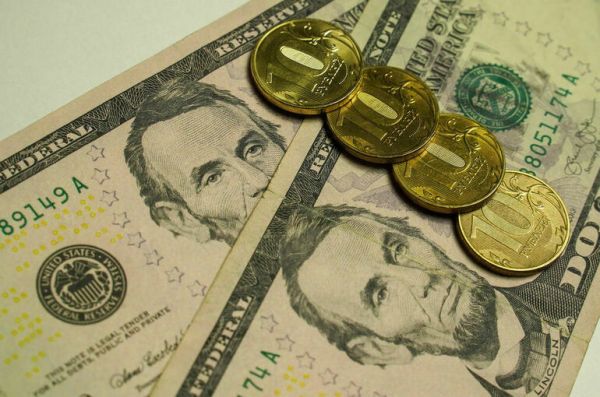 ЦБ: Средства россиян в валюте сократились на 27%