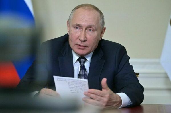 Путин указал на недопустимость нарушения прав детей-сирот