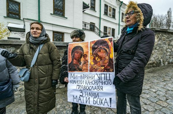 СМИ: Прихожане не пускают в Киево-Печерскую лавру комиссию по заповеднику