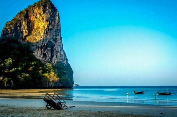 В Таиланде первые 6 туристов получили желтые и красные карточки