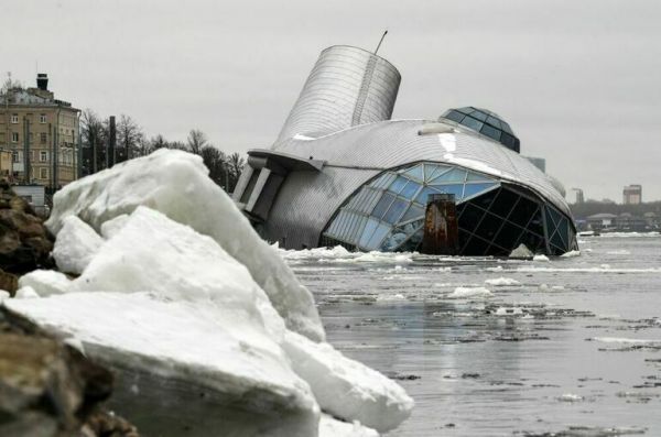 Владелец тонущего в Неве &laquo;Серебряного кита&raquo; назвал возможную причину инцидента