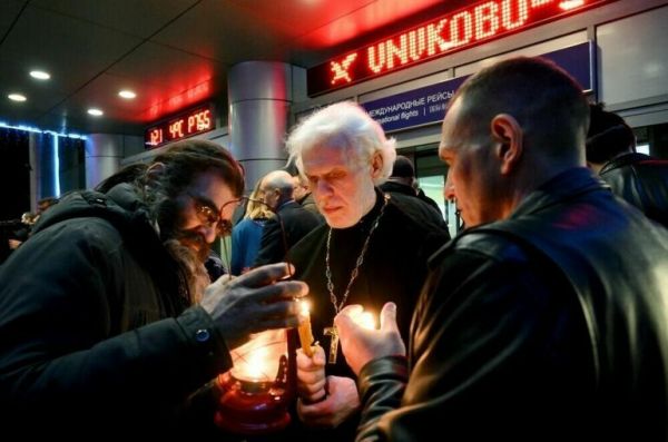 Благодатный огонь доставили в Москву