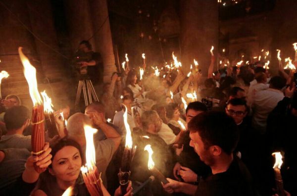 Благодатный огонь сошел в храме Гроба Господня в Иерусалиме