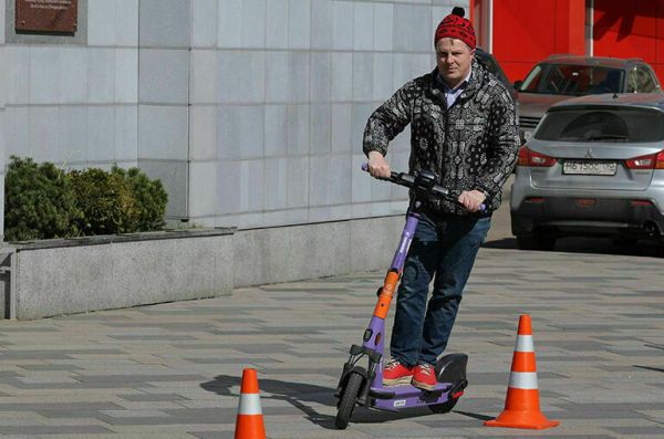 Минтранс хочет посадить самокатчиков за парты